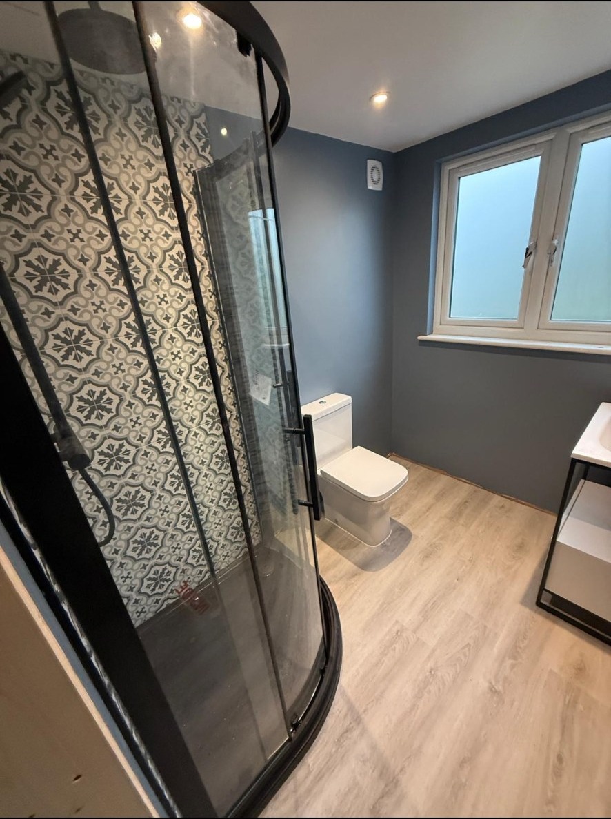 En-suite, charcoal & Moroccan tile